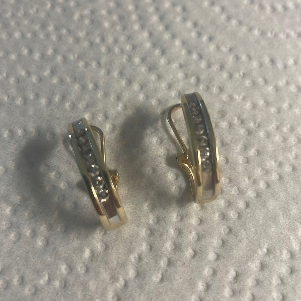 14 k yellow gold and diamond oval hoop